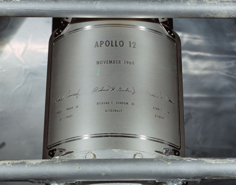Réplica de la placa oficial que adorna el módulo de alunizaje de la misión Apollo 12. Foto: Wikimedia Commons